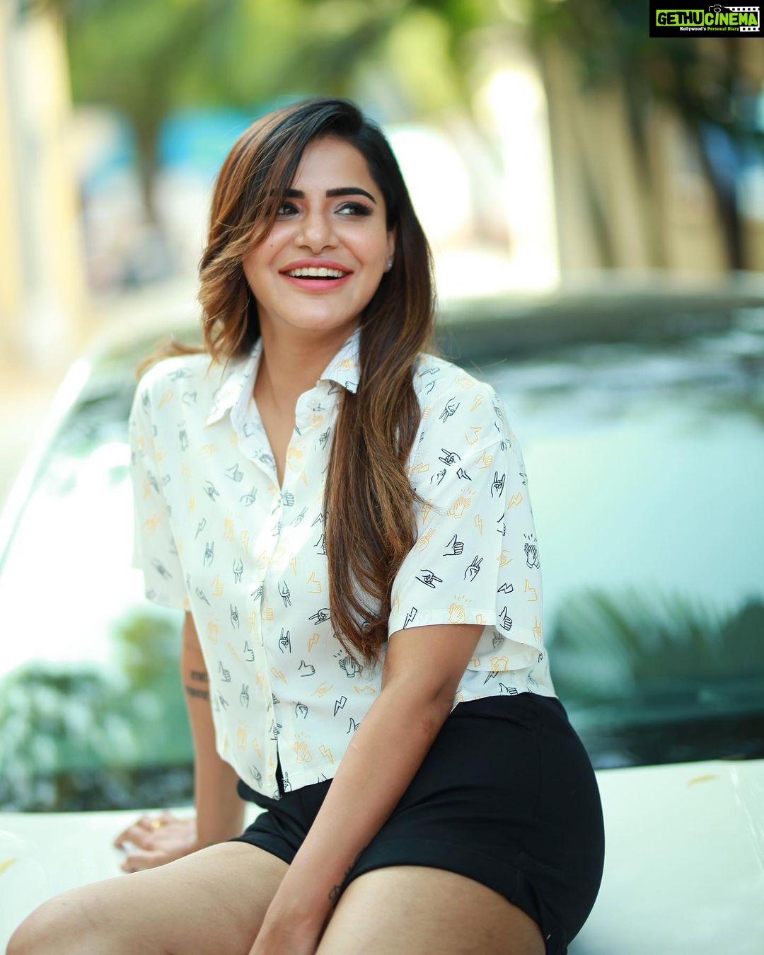 Ashu Reddy Instagram - Back to school today!! 👀😜♥️ #ashureddy #photooftheday #photoeveryday @naveen_photography_official 🎥☀️