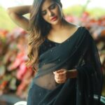 Ashu Reddy Instagram - I've still got a lot of violence to make 👹🪱 #ashureddy #blacksaree #photooftheday #photoeveryday @naveen_photography_official 🦀 Dubai, UAE