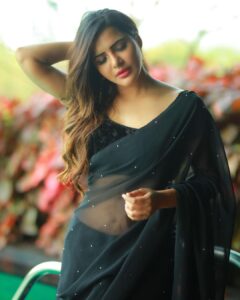 Ashu Reddy Instagram - I've still got a lot of violence to make 👹🪱 #ashureddy #blacksaree #photooftheday #photoeveryday @naveen_photography_official 🦀