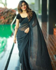 Ashu Reddy Instagram - I've still got a lot of violence to make 👹🪱 #ashureddy #blacksaree #photooftheday #photoeveryday @naveen_photography_official 🦀