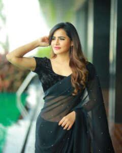 Ashu Reddy Instagram - I've still got a lot of violence to make 👹🪱 #ashureddy #blacksaree #photooftheday #photoeveryday @naveen_photography_official 🦀