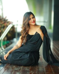 Ashu Reddy Instagram - I've still got a lot of violence to make 👹🪱 #ashureddy #blacksaree #photooftheday #photoeveryday @naveen_photography_official 🦀