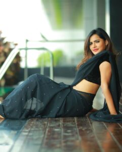 Ashu Reddy Instagram - I've still got a lot of violence to make 👹🪱 #ashureddy #blacksaree #photooftheday #photoeveryday @naveen_photography_official 🦀