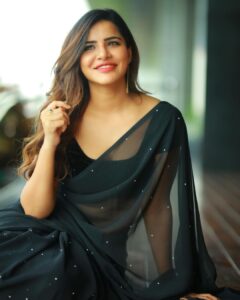 Ashu Reddy Instagram - I've still got a lot of violence to make 👹🪱 #ashureddy #blacksaree #photooftheday #photoeveryday @naveen_photography_official 🦀