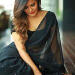 Ashu Reddy Instagram - I've still got a lot of violence to make 👹🪱 #ashureddy #blacksaree #photooftheday #photoeveryday @naveen_photography_official 🦀 Dubai, UAE
