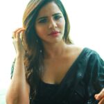 Ashu Reddy Instagram - I've still got a lot of violence to make 👹🪱 #ashureddy #blacksaree #photooftheday #photoeveryday @naveen_photography_official 🦀 Dubai, UAE
