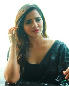 Ashu Reddy Instagram - I've still got a lot of violence to make 👹🪱 #ashureddy #blacksaree #photooftheday #photoeveryday @naveen_photography_official 🦀