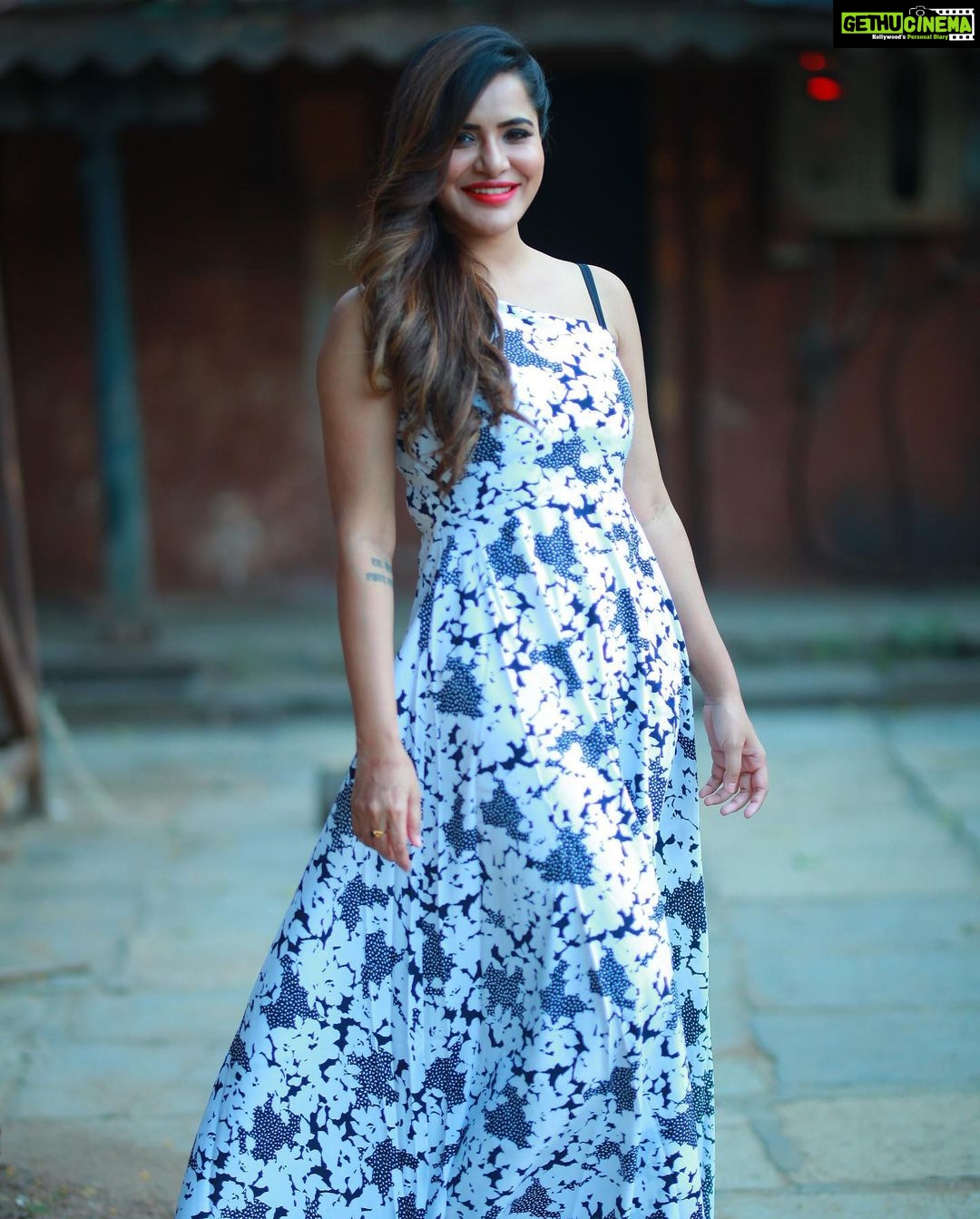 Ashu Reddy Instagram - Alright, it's been long time to wear a long dress ๐๐๐นโ๏ธ #ashureddy #photooftheday #photoeveryday @naveen_photography_official ๐ฅ๐ค