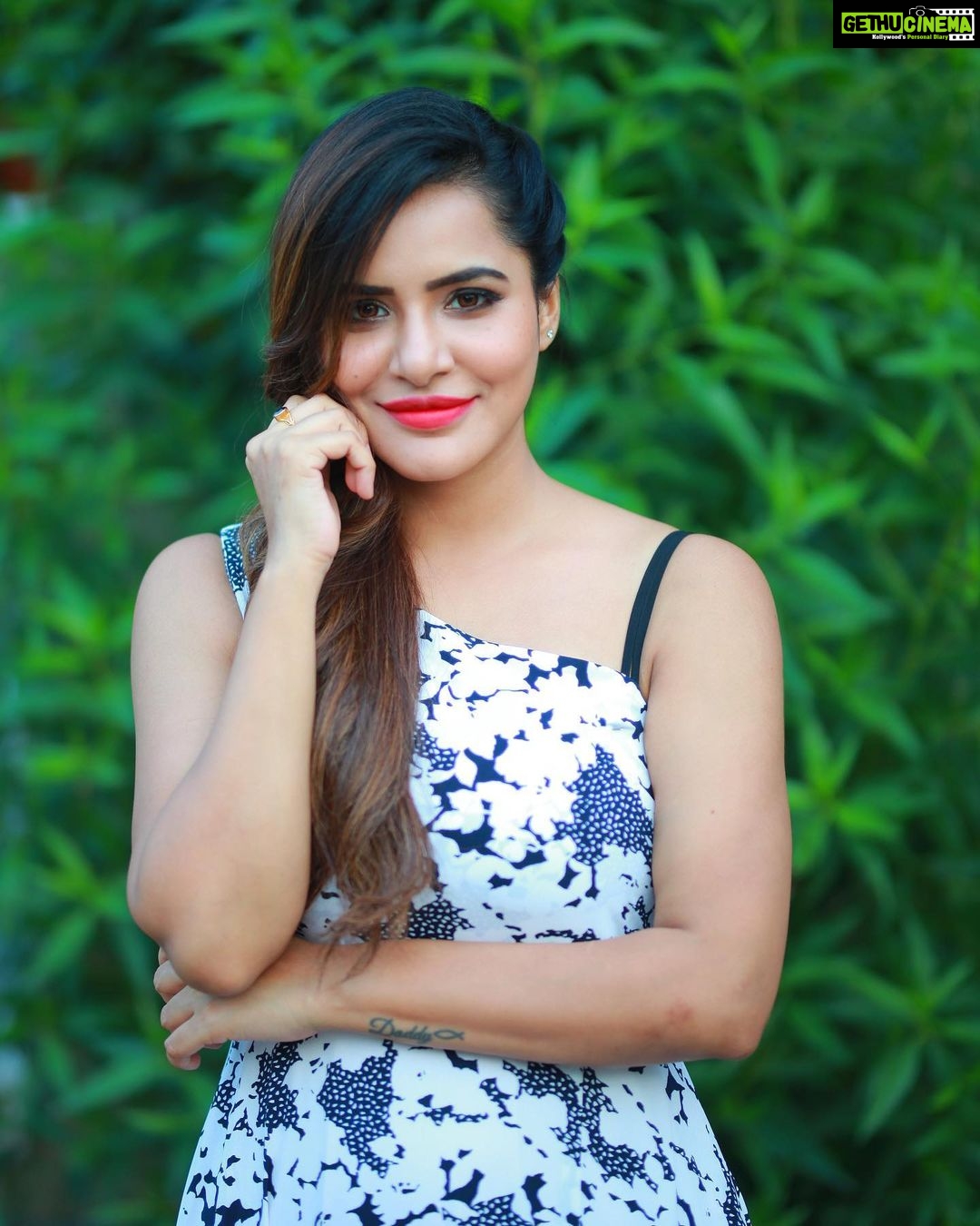Ashu Reddy Instagram - Alright, it's been long time to wear a long dress ๐๐๐นโ๏ธ #ashureddy #photooftheday #photoeveryday @naveen_photography_official ๐ฅ๐ค