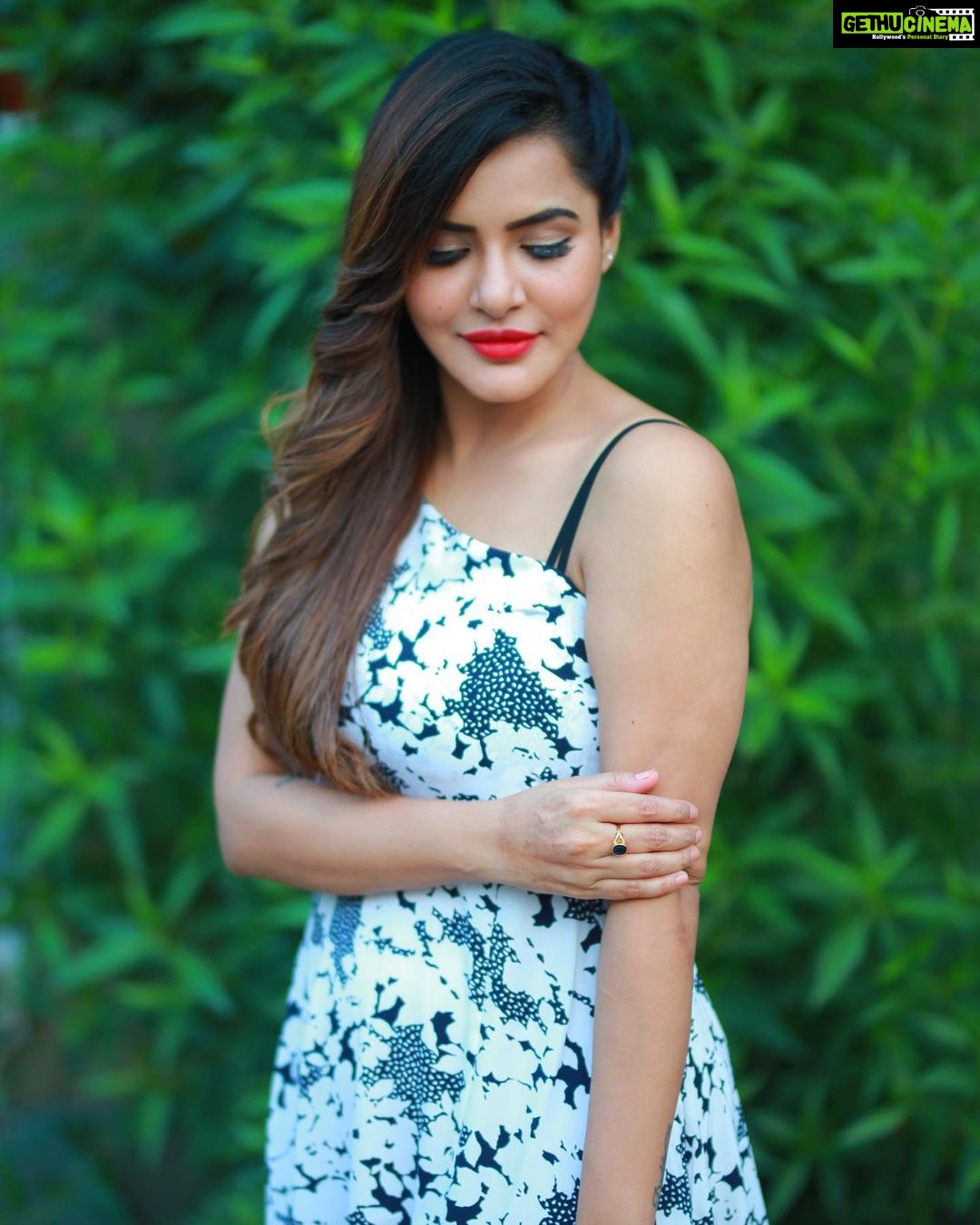 Ashu Reddy Instagram - Alright, it's been long time to wear a long dress ๐๐๐นโ๏ธ #ashureddy #photooftheday #photoeveryday @naveen_photography_official ๐ฅ๐ค