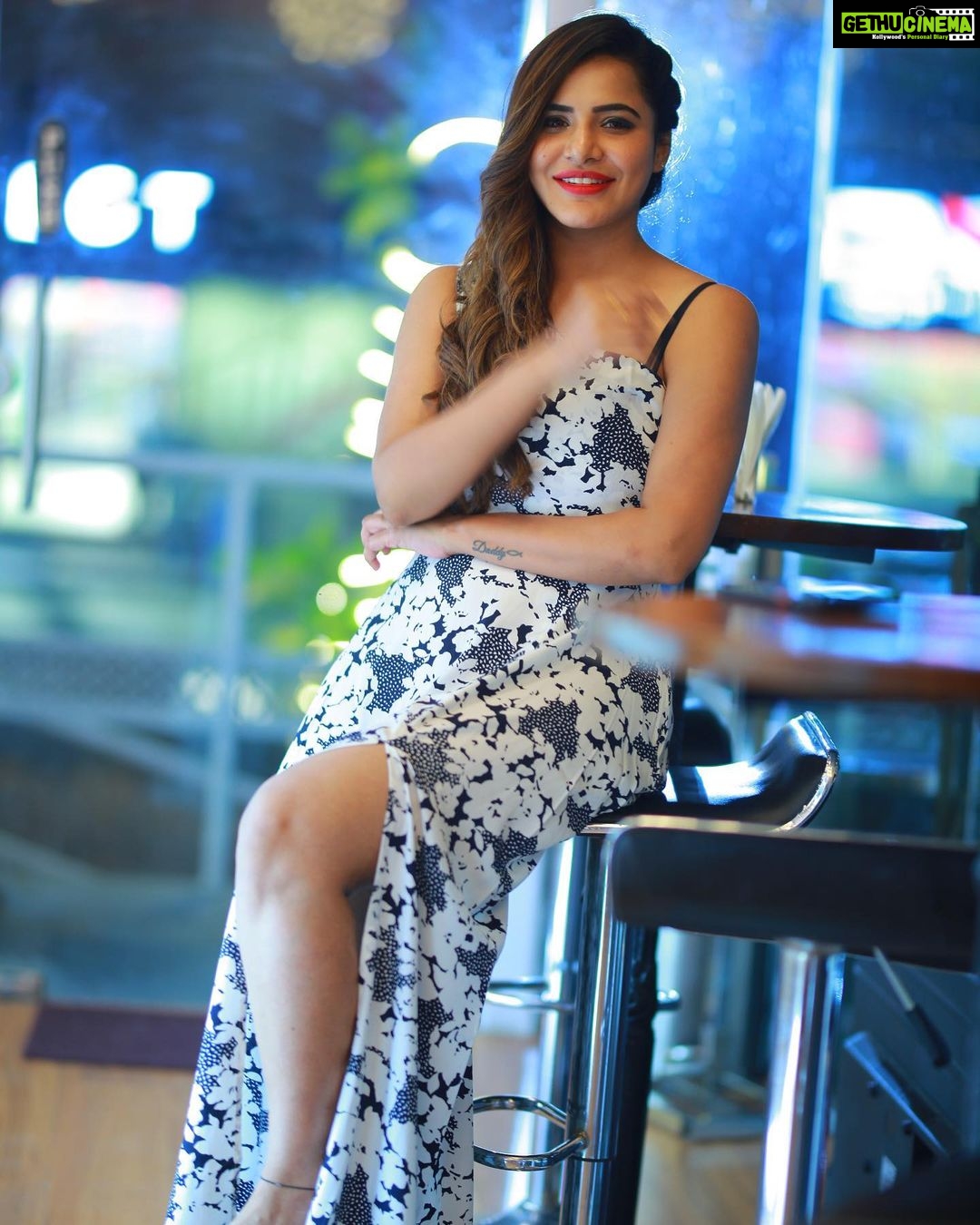 Ashu Reddy Instagram - Alright, it's been long time to wear a long dress ๐๐๐นโ๏ธ #ashureddy #photooftheday #photoeveryday @naveen_photography_official ๐ฅ๐ค