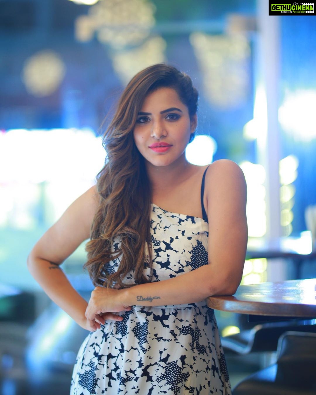 Ashu Reddy Instagram - Alright, it's been long time to wear a long dress ๐๐๐นโ๏ธ #ashureddy #photooftheday #photoeveryday @naveen_photography_official ๐ฅ๐ค