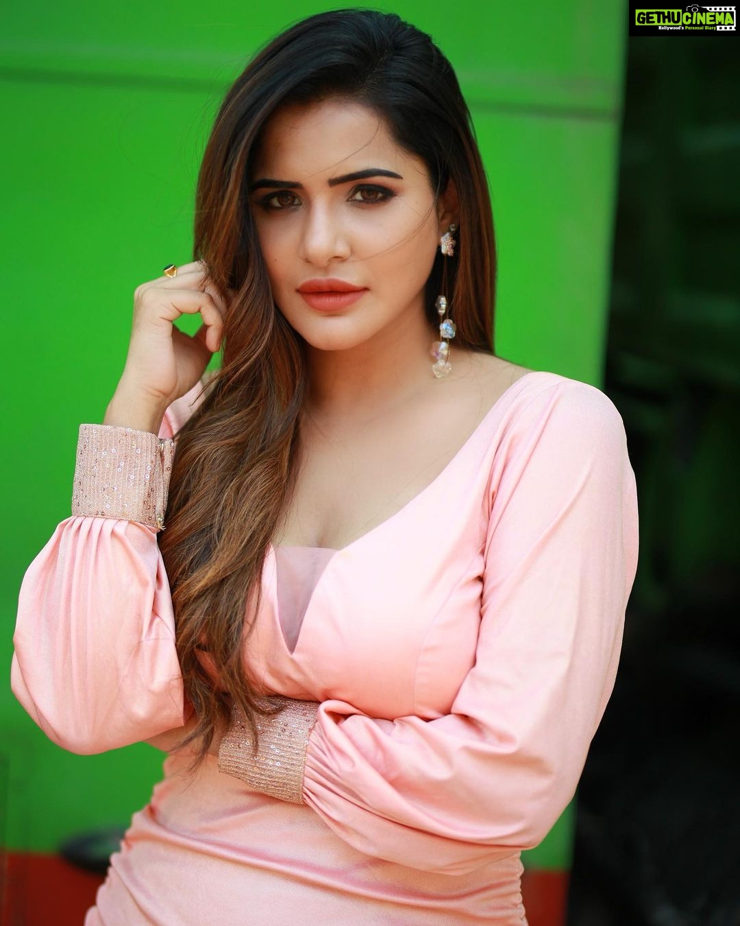 Ashu Reddy Instagram - I might need a cold drink 🥤♥️ what about you? #ashureddy #photooftheday #photoeveryday @naveen_photography_official 🎥 @argalacouture9 👗🎊