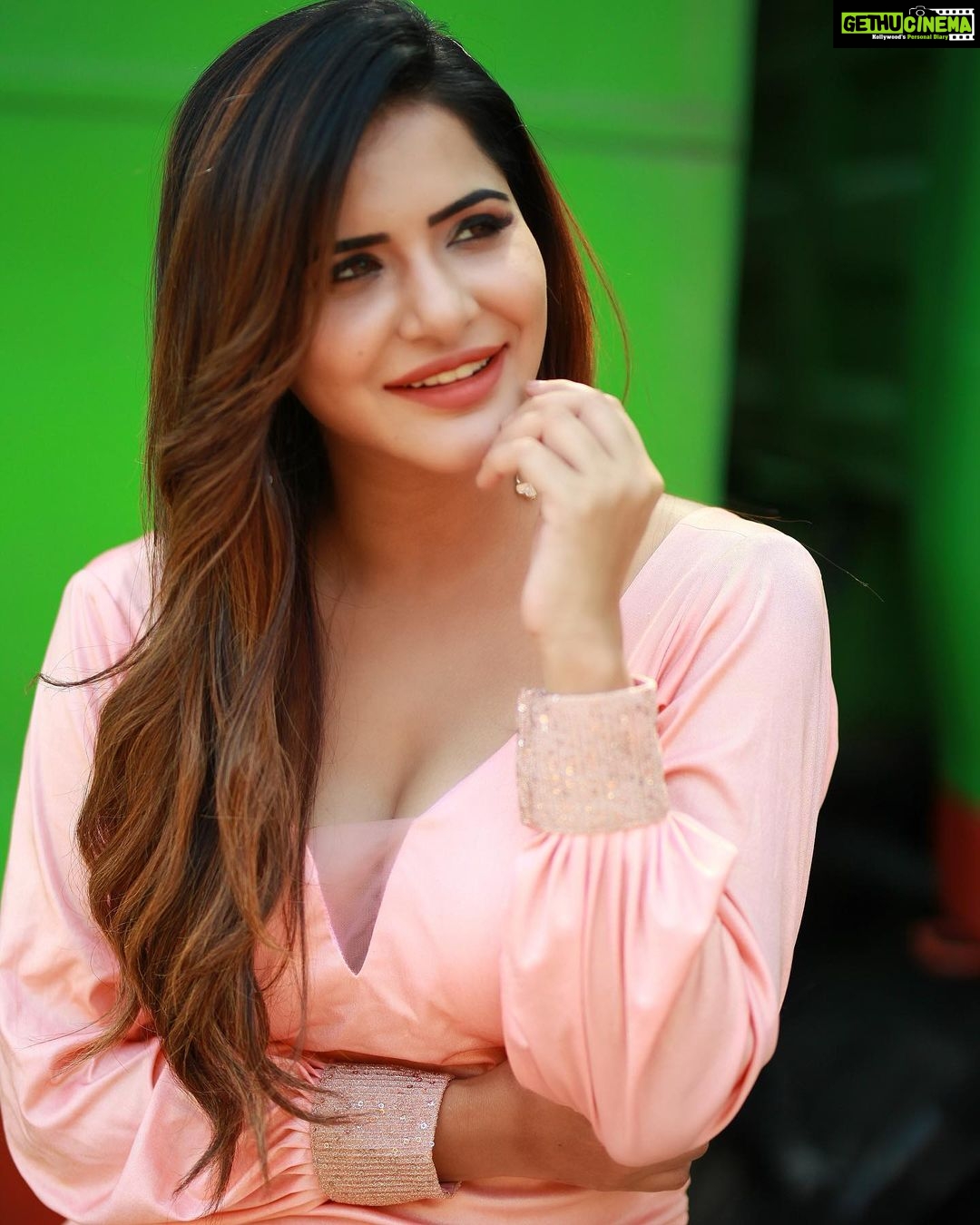 Ashu Reddy Instagram - I might need a cold drink 🥤♥️ what about you? #ashureddy #photooftheday #photoeveryday @naveen_photography_official 🎥 @argalacouture9 👗🎊