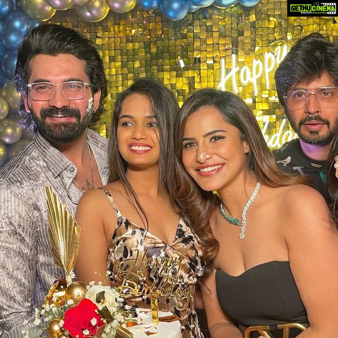 Ashu Reddy Instagram - My birthday celebrations video is now live on my YouTube channel. Watch it and enjoy ☺️♥️ LINK IN MY BIO 🍀🥳 #ashureddy #birthdaycelebrations #2022 #gratitude