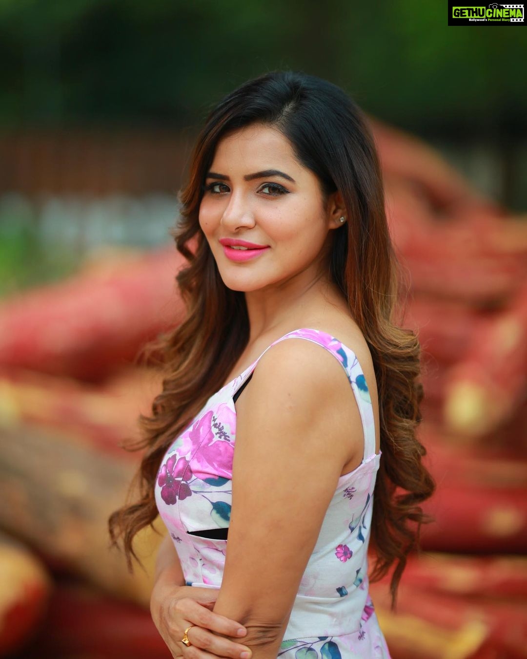 Ashu Reddy Instagram - I'm not a hot rose, I'm a sweet thorn. 🦀👹💕👀 #ashureddy #photoeveryday #photooftheday @naveen_photography_official 🎥