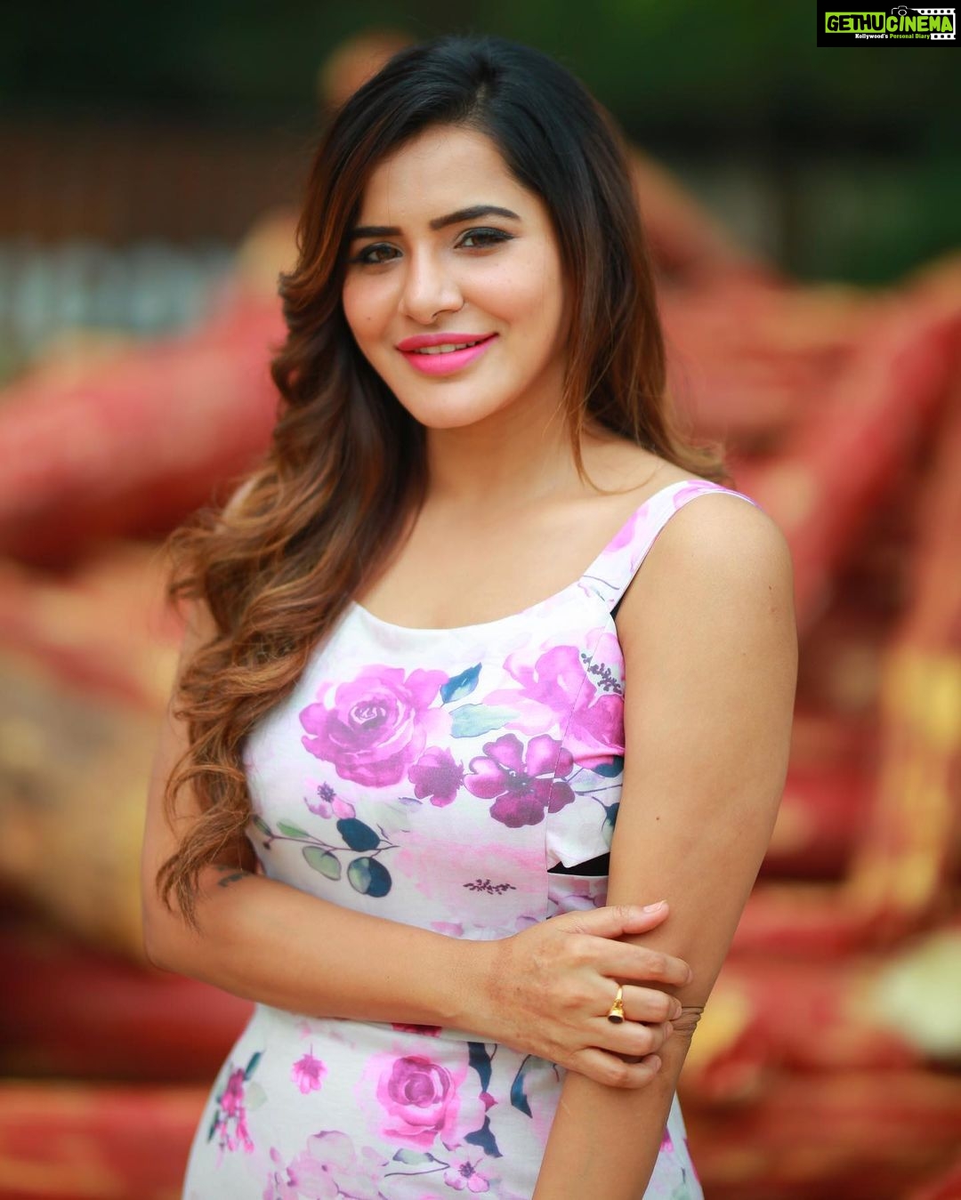 Ashu Reddy Instagram - I'm not a hot rose, I'm a sweet thorn. 🦀👹💕👀 #ashureddy #photoeveryday #photooftheday @naveen_photography_official 🎥