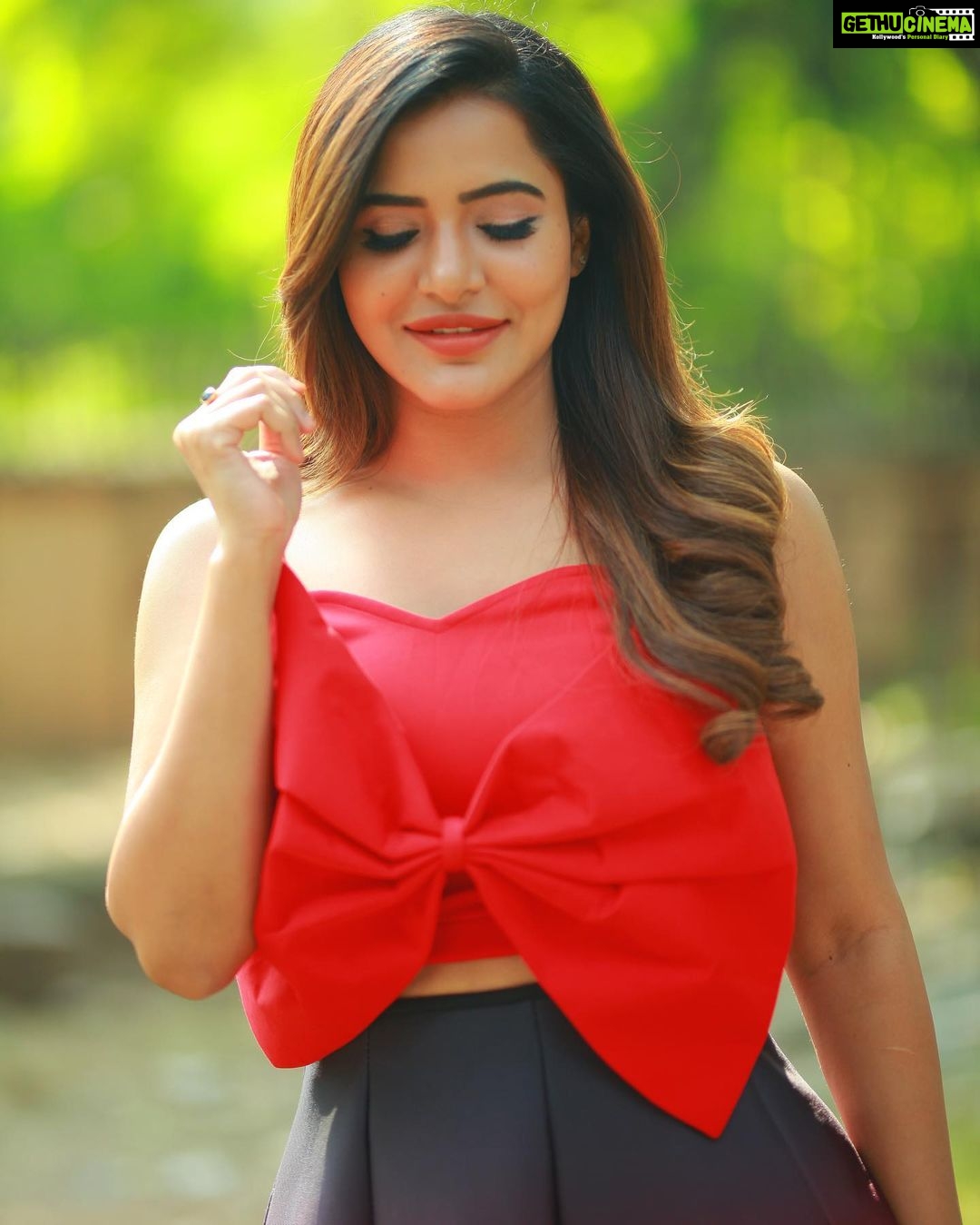 Ashu Reddy Instagram - Darling I'm a nightmare dressed like a day dream 💭👹🎊 #ashureddy #photooftheday #photoeveryday @naveen_photography_official 🎥♥️