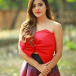 Ashu Reddy Instagram - Darling I'm a nightmare dressed like a day dream 💭👹🎊 #ashureddy #photooftheday #photoeveryday @naveen_photography_official 🎥♥️