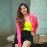 Ashu Reddy Instagram - Can you hold my intentions!? 😜🙋🏻‍♀️🦀 #ashureddy #photooftheday #photoeveryday @naveen_photography_official 🎥♥️✅