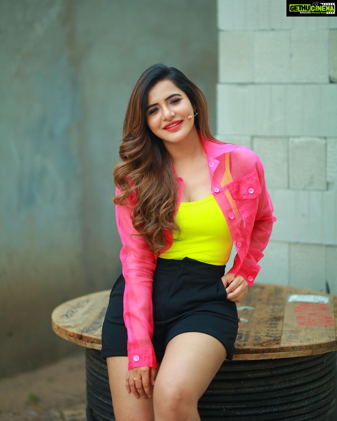 Ashu Reddy Instagram - Can you hold my intentions!? 😜🙋🏻♀️🦀 #ashureddy #photooftheday #photoeveryday @naveen_photography_official 🎥♥️✅