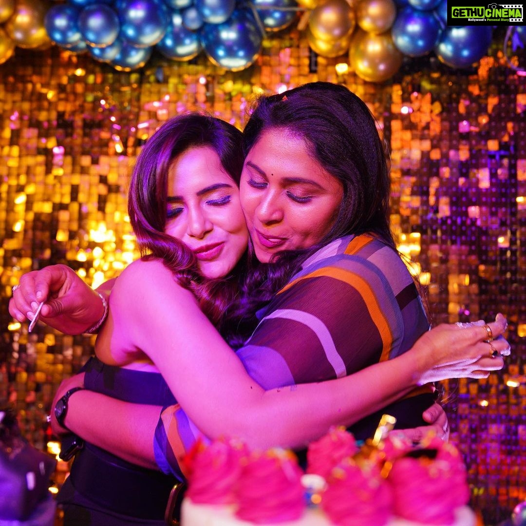 Ashu Reddy Instagram - My birthday celebrations video is now live on my YouTube channel. Watch it and enjoy ☺️♥️ LINK IN MY BIO 🍀🥳 #ashureddy #birthdaycelebrations #2022 #gratitude