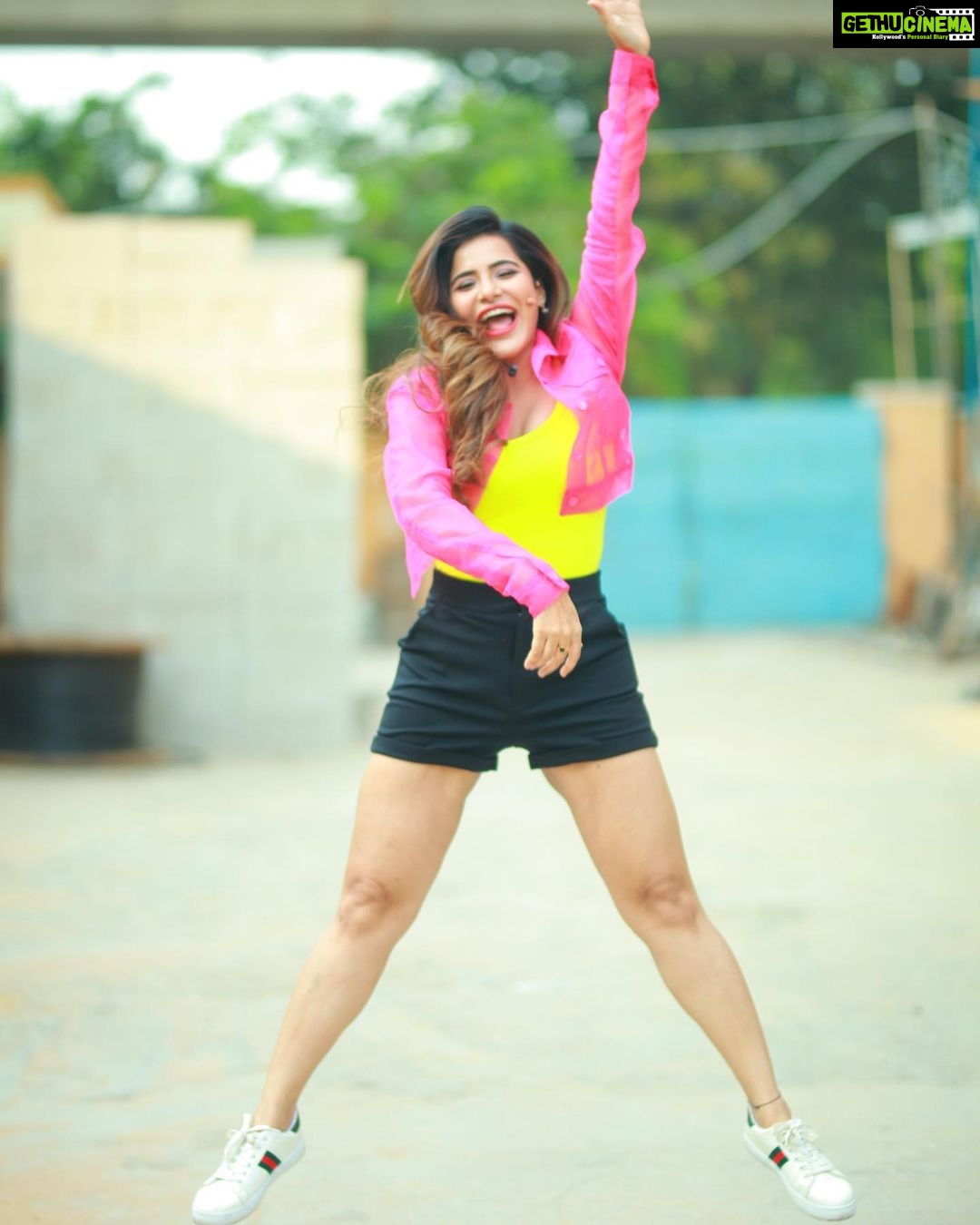 Ashu Reddy Instagram - Can you hold my intentions!? 😜🙋🏻♀️🦀 #ashureddy #photooftheday #photoeveryday @naveen_photography_official 🎥♥️✅