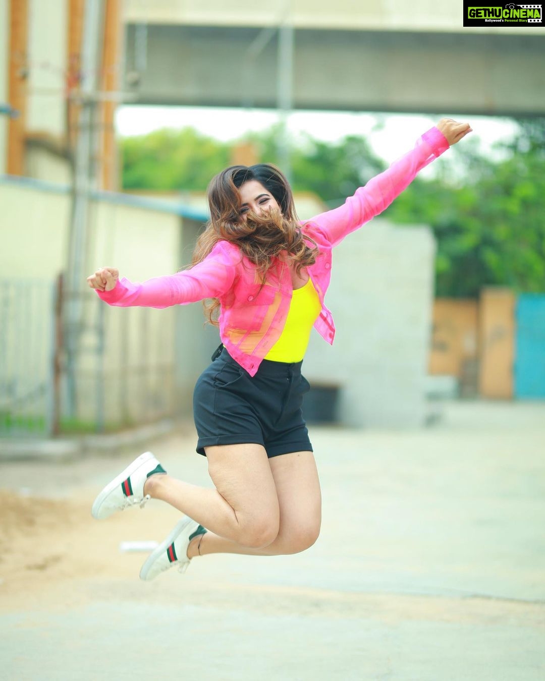 Ashu Reddy Instagram - Can you hold my intentions!? 😜🙋🏻♀️🦀 #ashureddy #photooftheday #photoeveryday @naveen_photography_official 🎥♥️✅