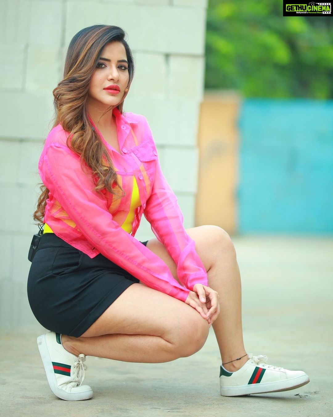 Ashu Reddy Instagram - Can you hold my intentions!? 😜🙋🏻♀️🦀 #ashureddy #photooftheday #photoeveryday @naveen_photography_official 🎥♥️✅