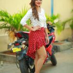 Ashu Reddy Instagram - Hi there 🙋🏻‍♀️ let's go out for a ride?! 🏍 👀♥️😜 #ashureddy @naveen_photography_official 🎥 #photooftheday #photoeveryday