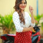Ashu Reddy Instagram - Hi there 🙋🏻‍♀️ let's go out for a ride?! 🏍 👀♥️😜 #ashureddy @naveen_photography_official 🎥 #photooftheday #photoeveryday