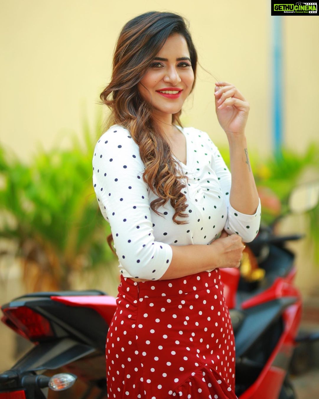 Ashu Reddy Instagram - Hi there 🙋🏻♀️ let's go out for a ride?! 🏍 👀♥️😜 #ashureddy @naveen_photography_official 🎥 #photooftheday #photoeveryday
