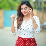 Ashu Reddy Instagram - Hi there 🙋🏻‍♀️ let's go out for a ride?! 🏍 👀♥️😜 #ashureddy @naveen_photography_official 🎥 #photooftheday #photoeveryday