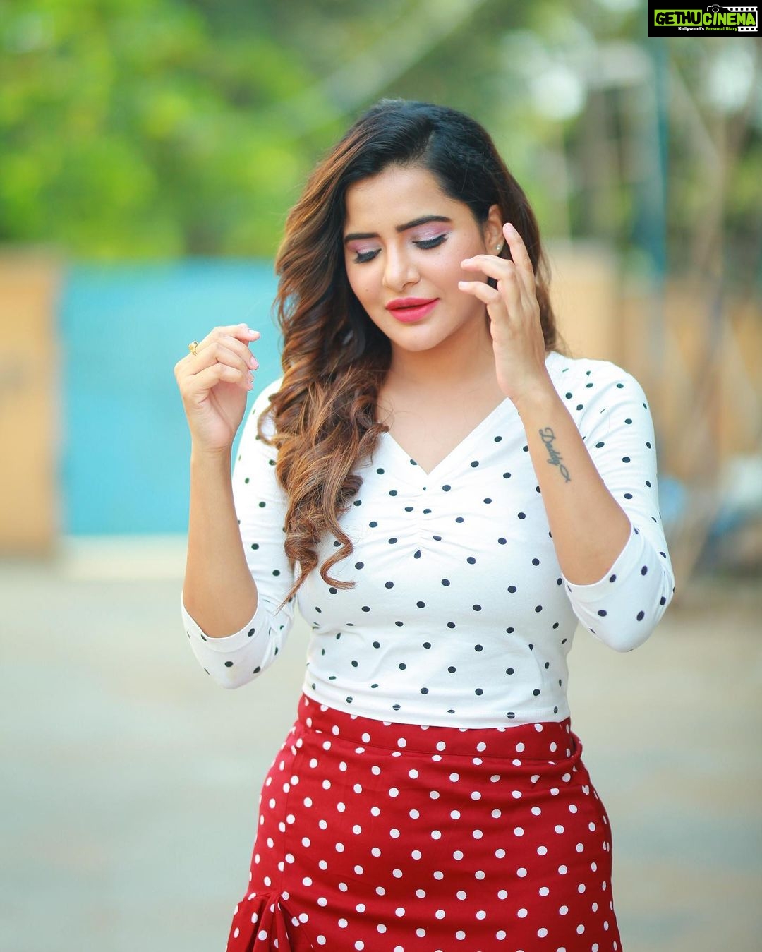Ashu Reddy Instagram - Hi there 🙋🏻♀️ let's go out for a ride?! 🏍 👀♥️😜 #ashureddy @naveen_photography_official 🎥 #photooftheday #photoeveryday