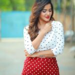Ashu Reddy Instagram - Hi there 🙋🏻‍♀️ let's go out for a ride?! 🏍 👀♥️😜 #ashureddy @naveen_photography_official 🎥 #photooftheday #photoeveryday