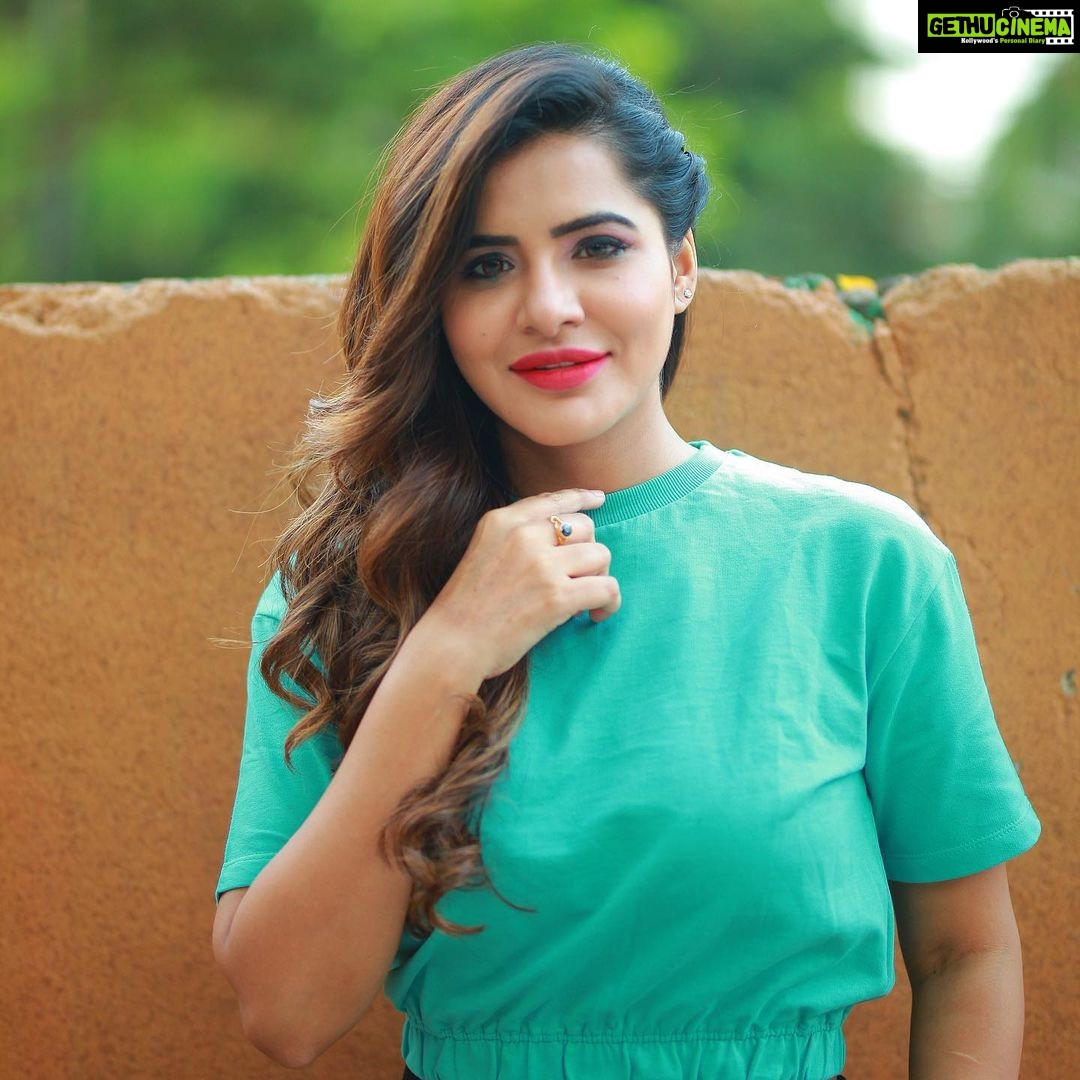 Ashu Reddy Instagram - Don't stop until you're proud of yourself 🙋🏻♀️♥️ #ashureddy #photooftheday #photoeveryday @naveen_photography_official 🎥
