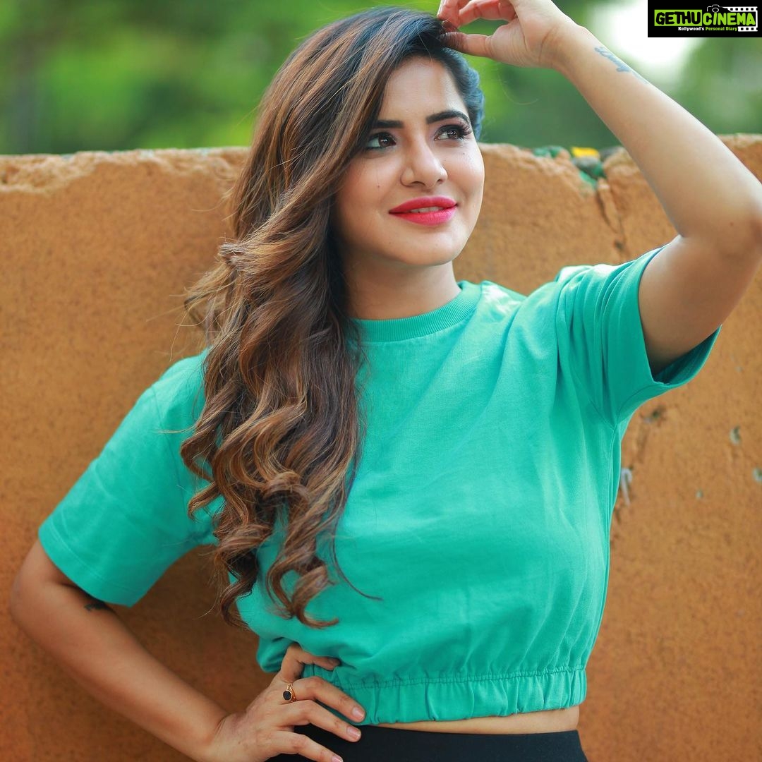 Ashu Reddy Instagram - Don't stop until you're proud of yourself 🙋🏻♀️♥️ #ashureddy #photooftheday #photoeveryday @naveen_photography_official 🎥