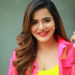 Ashu Reddy Instagram - Neons make me go crazy 😜 🎁🦀👀 #ashureddy @naveen_photography_official 🎥 🥳 #photooftheday #photoeveryday