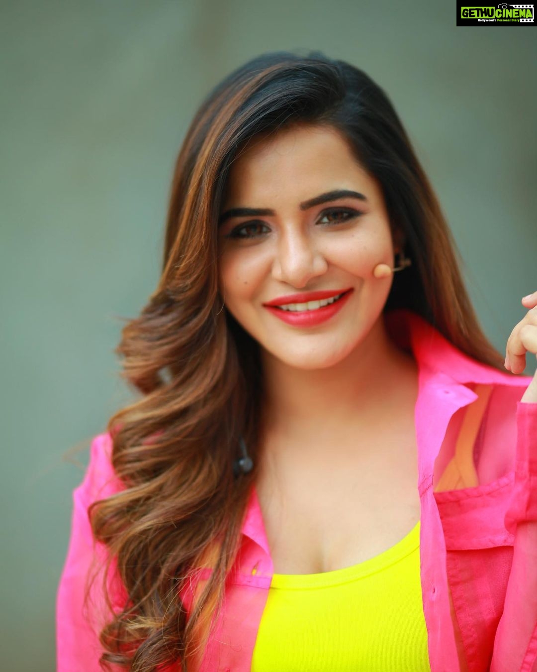 Ashu Reddy Instagram - Neons make me go crazy 😜 🎁🦀👀 #ashureddy @naveen_photography_official 🎥 🥳 #photooftheday #photoeveryday
