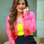 Ashu Reddy Instagram - Neons make me go crazy 😜 🎁🦀👀 #ashureddy @naveen_photography_official 🎥 🥳 #photooftheday #photoeveryday