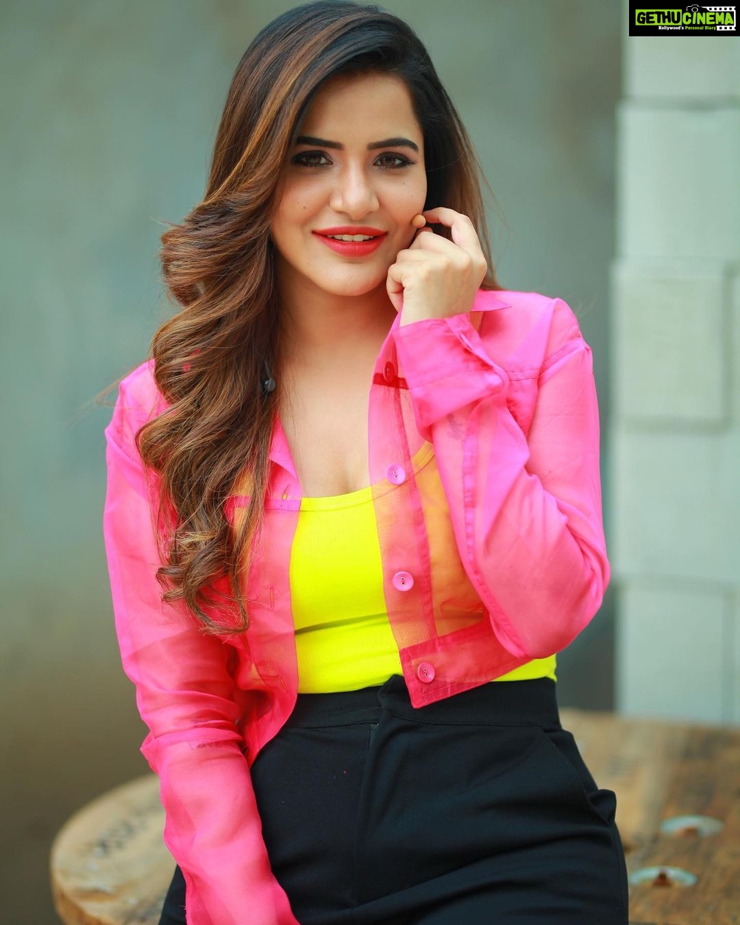 Ashu Reddy Instagram - Neons make me go crazy 😜 🎁🦀👀 #ashureddy @naveen_photography_official 🎥 🥳 #photooftheday #photoeveryday