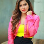 Ashu Reddy Instagram - Neons make me go crazy 😜 🎁🦀👀 #ashureddy @naveen_photography_official 🎥 🥳 #photooftheday #photoeveryday