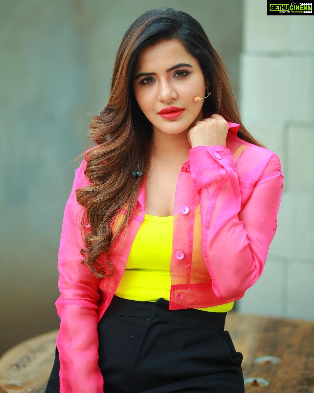 Ashu Reddy Instagram - Neons make me go crazy 😜 🎁🦀👀 #ashureddy @naveen_photography_official 🎥 🥳 #photooftheday #photoeveryday