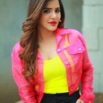 Ashu Reddy Instagram - Neons make me go crazy 😜 🎁🦀👀 #ashureddy @naveen_photography_official 🎥 🥳 #photooftheday #photoeveryday