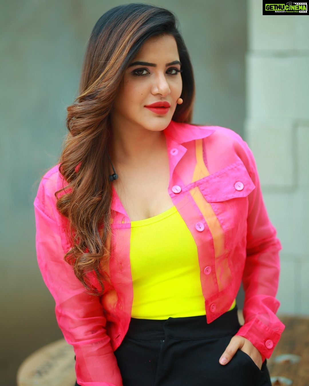Ashu Reddy Instagram - Neons make me go crazy 😜 🎁🦀👀 #ashureddy @naveen_photography_official 🎥 🥳 #photooftheday #photoeveryday