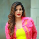 Ashu Reddy Instagram - Neons make me go crazy 😜 🎁🦀👀 #ashureddy @naveen_photography_official 🎥 🥳 #photooftheday #photoeveryday