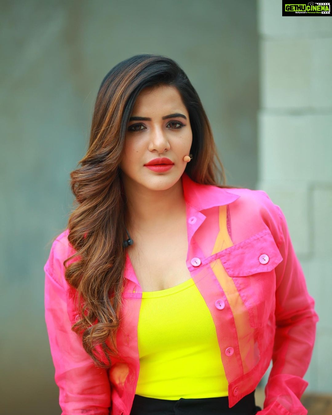 Ashu Reddy Instagram - Neons make me go crazy 😜 🎁🦀👀 #ashureddy @naveen_photography_official 🎥 🥳 #photooftheday #photoeveryday