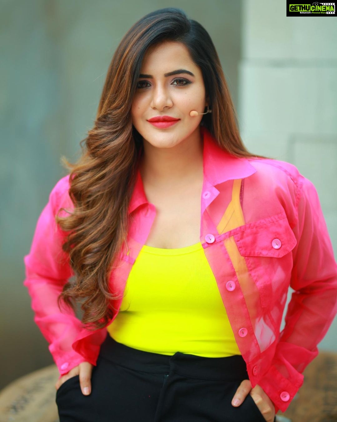 Ashu Reddy Instagram - Neons make me go crazy 😜 🎁🦀👀 #ashureddy @naveen_photography_official 🎥 🥳 #photooftheday #photoeveryday