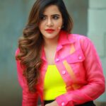 Ashu Reddy Instagram - Neons make me go crazy 😜 🎁🦀👀 #ashureddy @naveen_photography_official 🎥 🥳 #photooftheday #photoeveryday