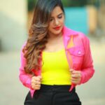 Ashu Reddy Instagram - Neons make me go crazy 😜 🎁🦀👀 #ashureddy @naveen_photography_official 🎥 🥳 #photooftheday #photoeveryday